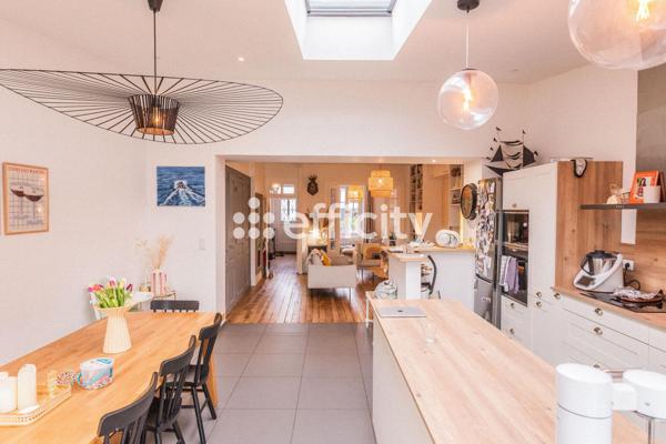 Maison
         6 pièces
        - 145 m² Bien prestige 1 095 000 € *