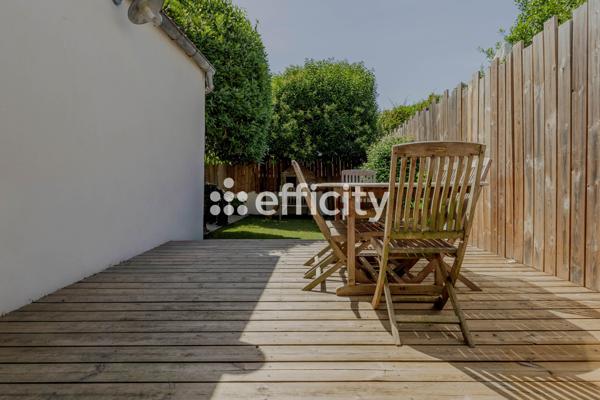 Maison
         6 pièces
        - 145 m² Bien prestige 1 095 000 € *