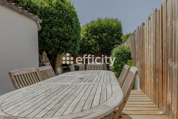 Maison
         6 pièces
        - 145 m² Bien prestige 1 095 000 € *