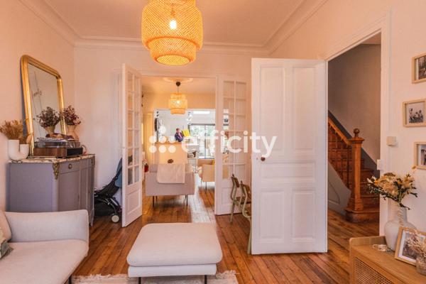 Maison
         6 pièces
        - 145 m² Bien prestige 1 095 000 € *