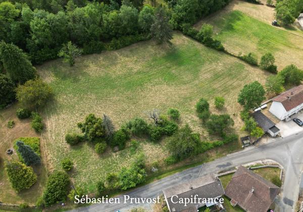 Terrain à vendre  NANTHIAT (24), ensemble foncier, terrain avec CU et bois secteur bourg, bassin sur le terrain. 9839m2