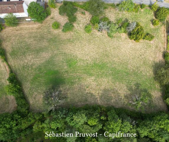 Terrain à vendre  NANTHIAT (24), ensemble foncier, terrain avec CU et bois secteur bourg, bassin sur le terrain. 9839m2