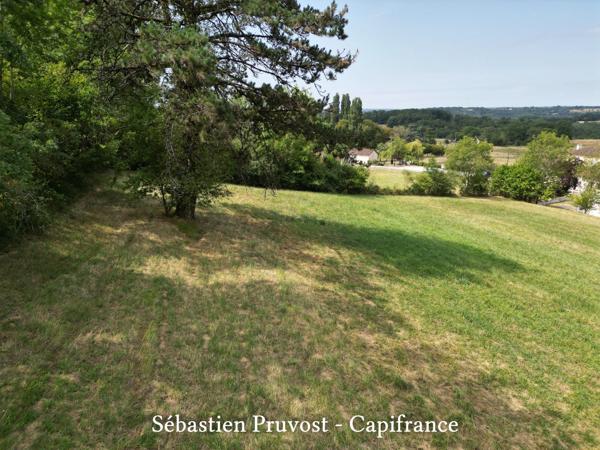 Terrain à vendre  NANTHIAT (24), ensemble foncier, terrain avec CU et bois secteur bourg, bassin sur le terrain. 9839m2