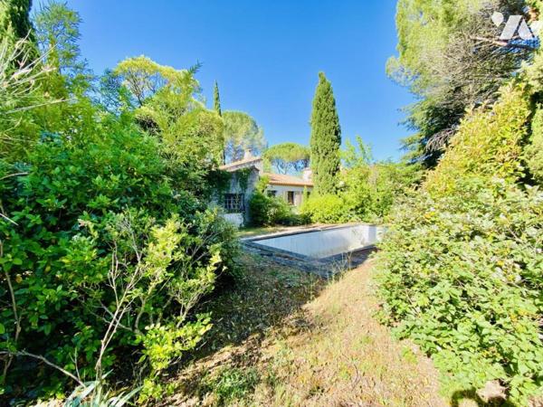 Maison T5 à rénover avec garage et jardin attenant