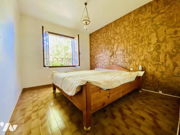 Maison T5 à rénover avec garage et jardin attenant