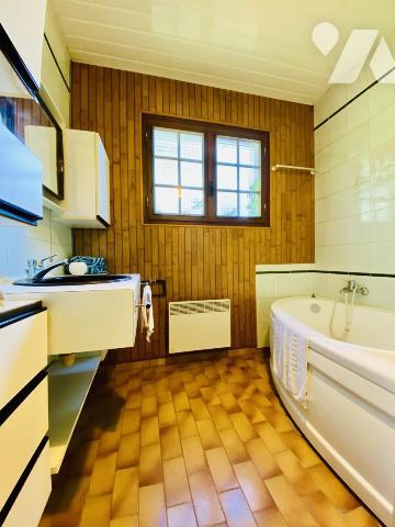 Maison T5 à rénover avec garage et jardin attenant