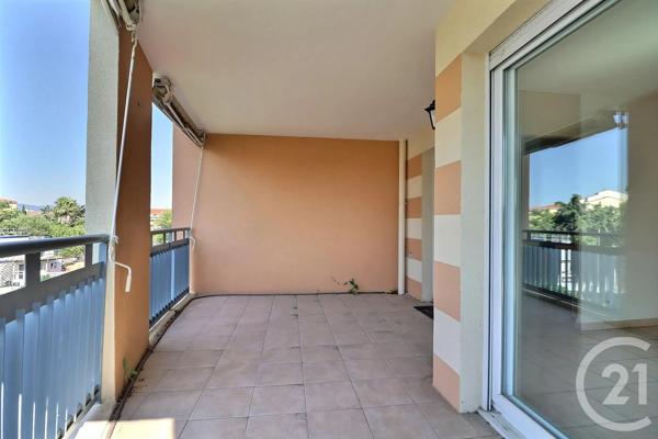 Appartement T4 à vendre  4 pièces - 83 m 2   FREJUS  - 83