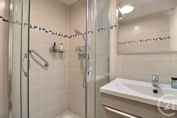 Appartement T4 à vendre  4 pièces - 83 m 2   FREJUS  - 83