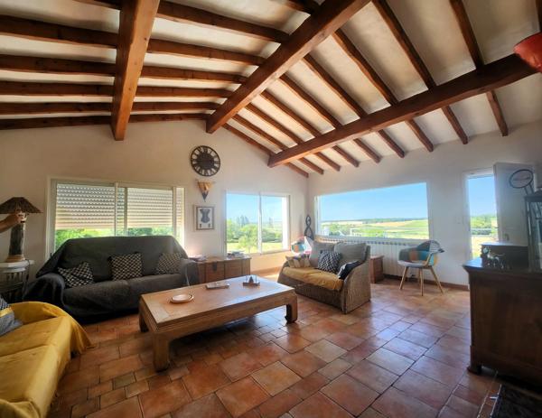 Propriété comprenant une maison principale d'habitation et 3 gites indépendants