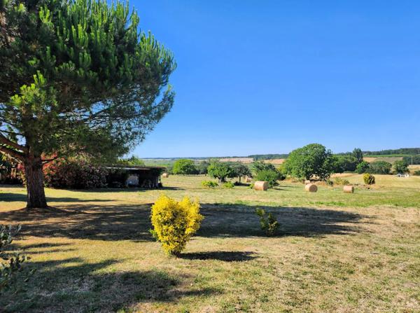Propriété comprenant une maison principale d'habitation et 3 gites indépendants