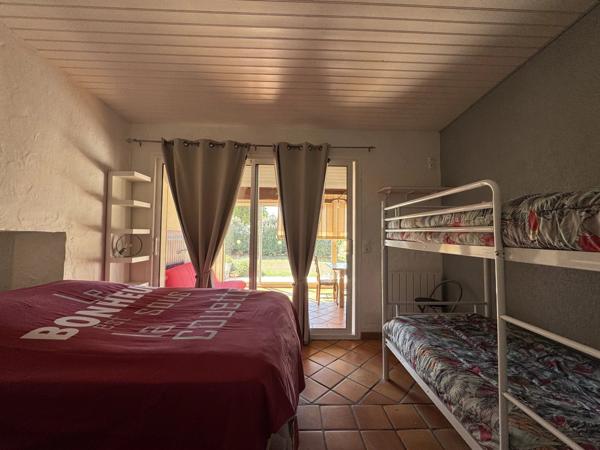 Propriété comprenant une maison principale d'habitation et 3 gites indépendants