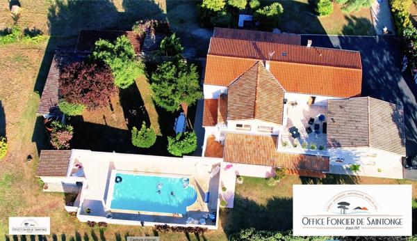 Propriété comprenant une maison principale d'habitation et 3 gites indépendants