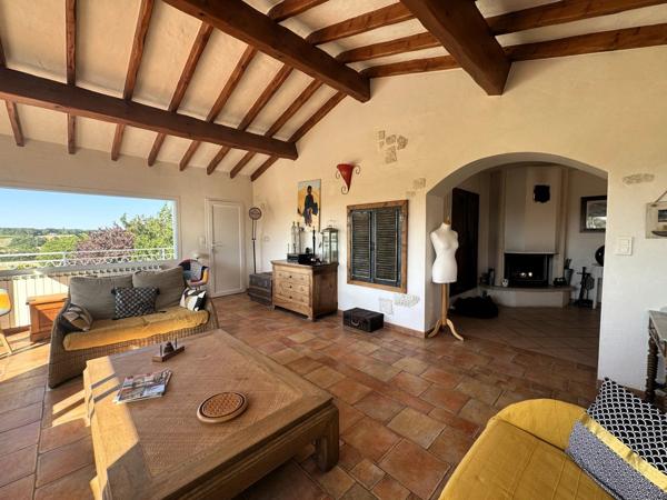 Propriété comprenant une maison principale d'habitation et 3 gites indépendants