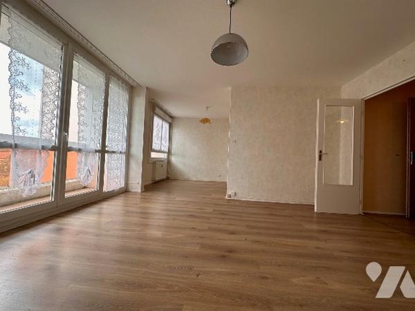 Appartement 6ème deux chambres, salon, balcon, une cave et une place de parking couverte et fermée.