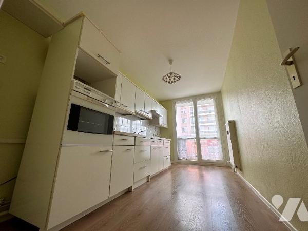 Appartement 6ème deux chambres, salon, balcon, une cave et une place de parking couverte et fermée.