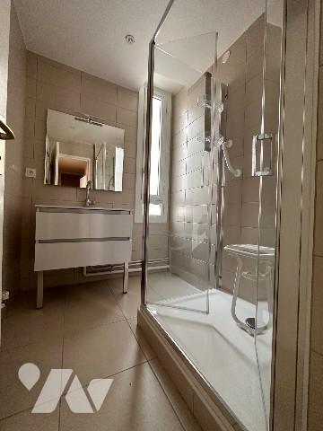 Appartement 6ème deux chambres, salon, balcon, une cave et une place de parking couverte et fermée.