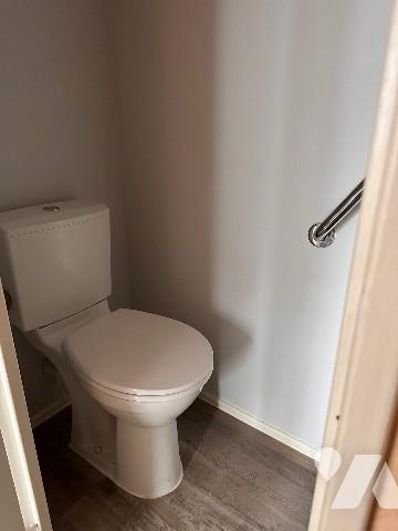 Appartement 6ème deux chambres, salon, balcon, une cave et une place de parking couverte et fermée.