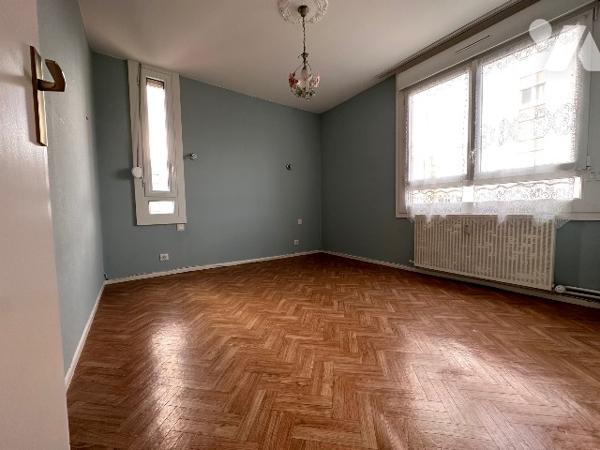 Appartement 6ème deux chambres, salon, balcon, une cave et une place de parking couverte et fermée.