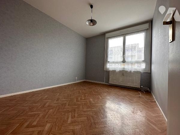 Appartement 6ème deux chambres, salon, balcon, une cave et une place de parking couverte et fermée.