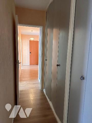 Appartement 6ème deux chambres, salon, balcon, une cave et une place de parking couverte et fermée.