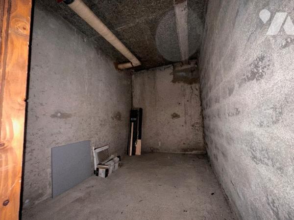 Appartement 6ème deux chambres, salon, balcon, une cave et une place de parking couverte et fermée.