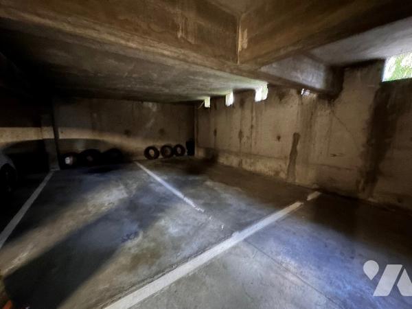 Appartement 6ème deux chambres, salon, balcon, une cave et une place de parking couverte et fermée.