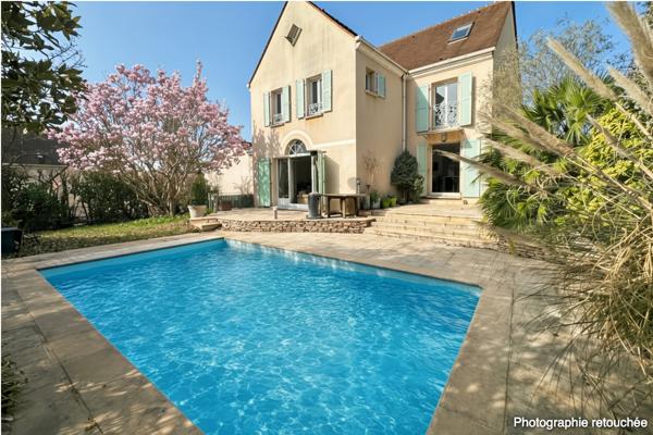 Maison familiale, 4 chambres, double garage, sous-sol, Piscine chaufée.
