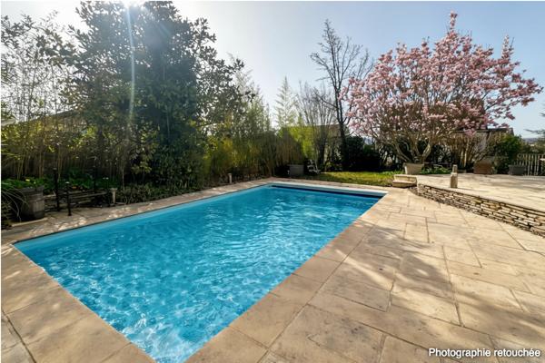 Maison familiale, 4 chambres, double garage, sous-sol, Piscine chaufée.