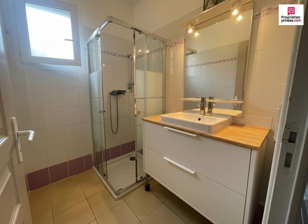 VILLA DE PLAIN-PIED SUR 1 200 M² DE TERRAIN AVEC FORT POTENTIEL D'ÉVOLUTION