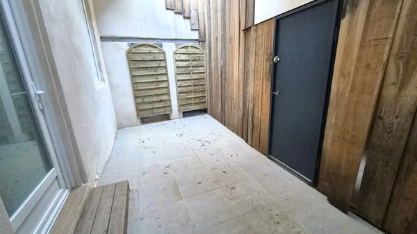 Immeuble avec 4 appartements et un garage à vendre à NIMES (30)