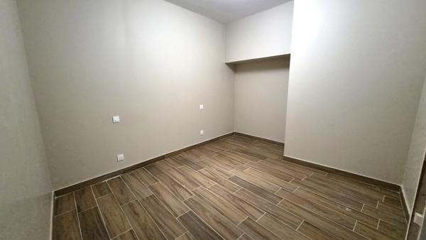 Immeuble avec 4 appartements et un garage à vendre à NIMES (30)