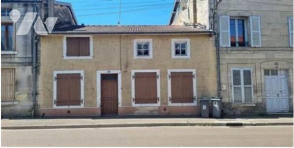 Une maison d'habitation avec terrain et dépendances avec un double garage non attenant et jardin.