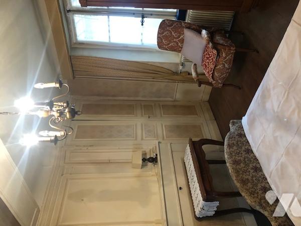 Une maison d'habitation avec terrain et dépendances avec un double garage non attenant et jardin.