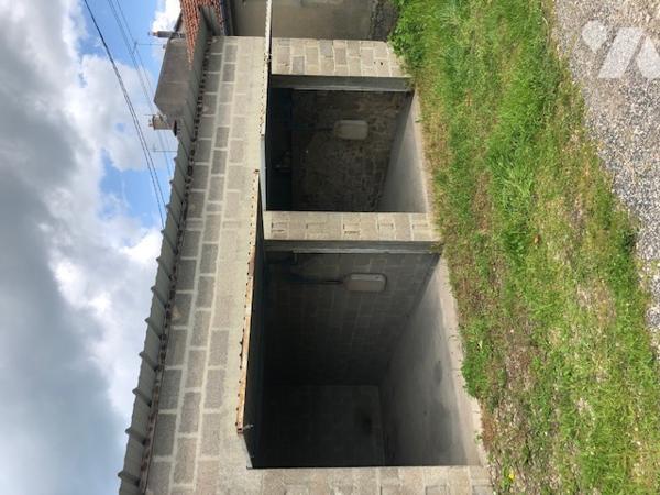 Une maison d'habitation avec terrain et dépendances avec un double garage non attenant et jardin.