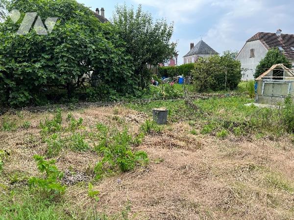 Maison d'habitation comprenant : salon-séjour, cuisine, 4 chambres, salle de bains, garage, jardin.