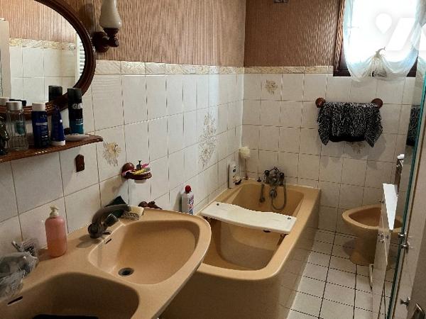 Maison d'habitation comprenant : salon-séjour, cuisine, 4 chambres, salle de bains, garage, jardin.