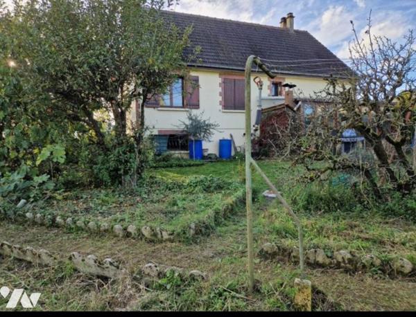 Maison d'habitation comprenant : salon-séjour, cuisine, 4 chambres, salle de bains, garage, jardin.