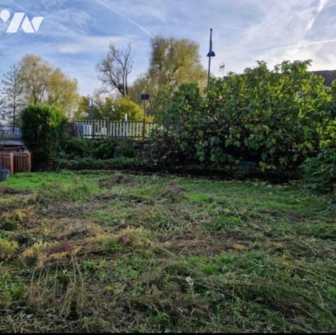 Maison d'habitation comprenant : salon-séjour, cuisine, 4 chambres, salle de bains, garage, jardin.