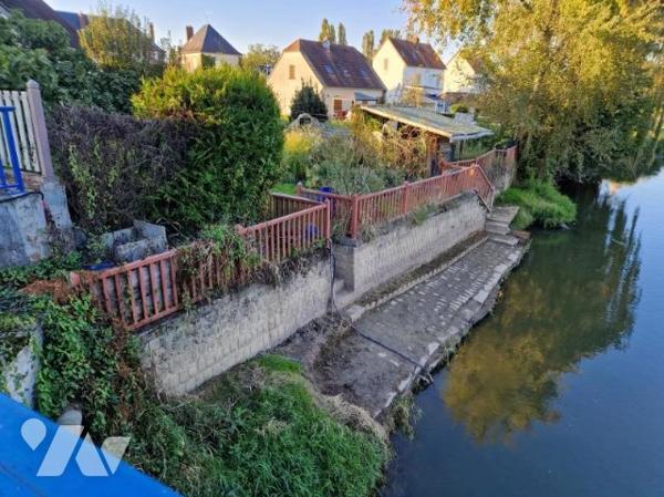 Maison d'habitation comprenant : salon-séjour, cuisine, 4 chambres, salle de bains, garage, jardin.