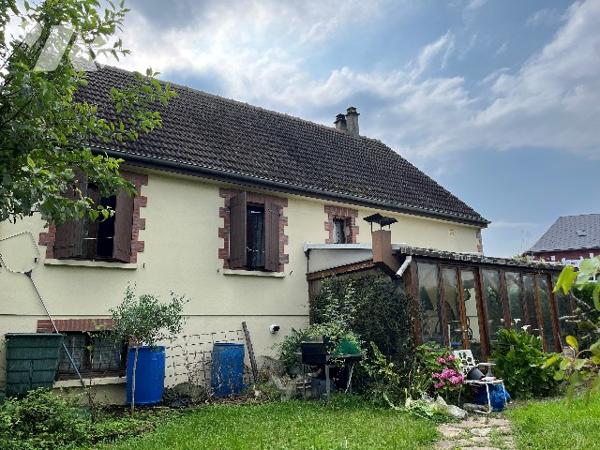 Maison d'habitation comprenant : salon-séjour, cuisine, 4 chambres, salle de bains, garage, jardin.