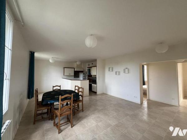 Grand appartement de plain-pied en centre bourg avec parking et cave