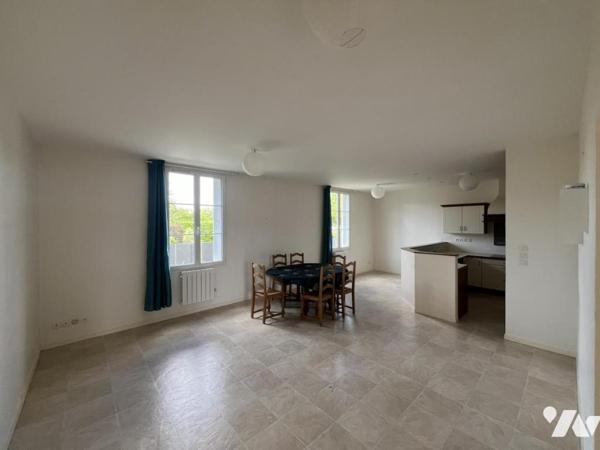 Grand appartement de plain-pied en centre bourg avec parking et cave