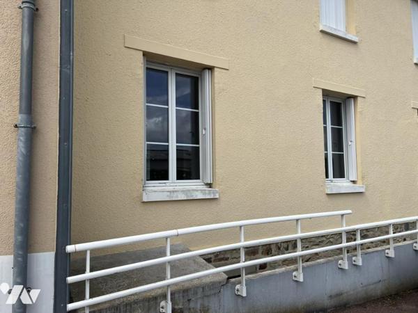 Grand appartement de plain-pied en centre bourg avec parking et cave