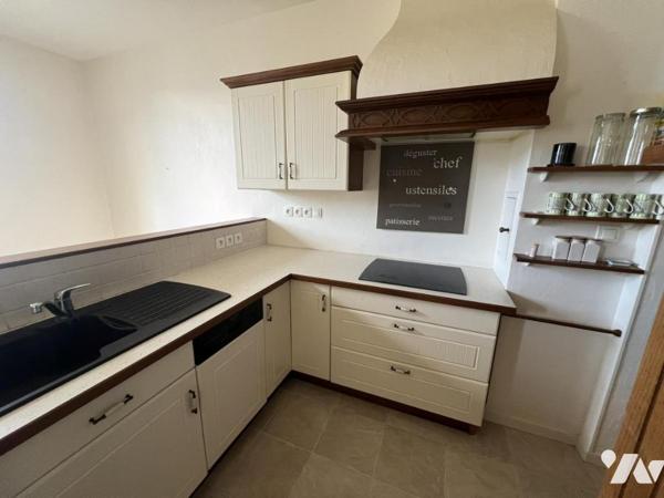 Grand appartement de plain-pied en centre bourg avec parking et cave