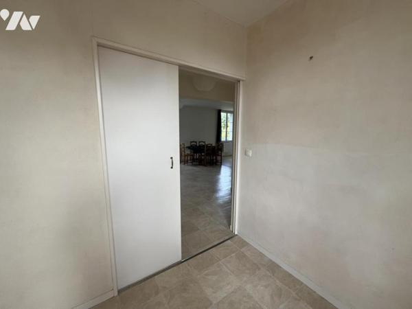 Grand appartement de plain-pied en centre bourg avec parking et cave