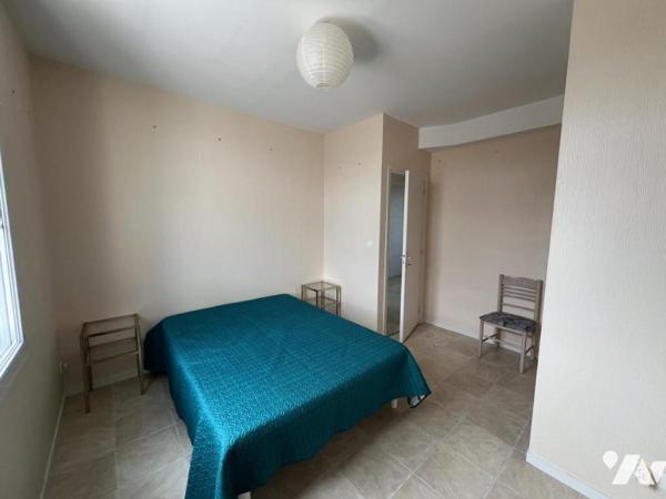 Grand appartement de plain-pied en centre bourg avec parking et cave