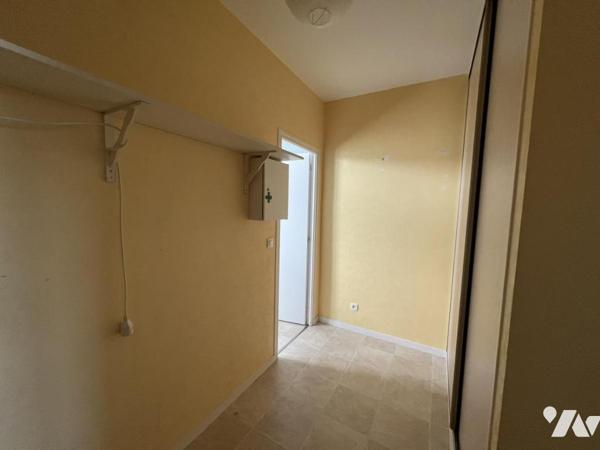 Grand appartement de plain-pied en centre bourg avec parking et cave