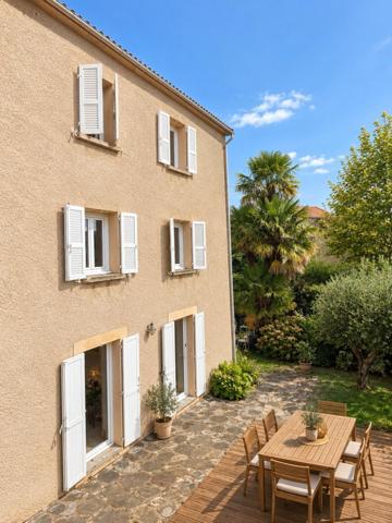 Superbe maison avec piscine et dépendance