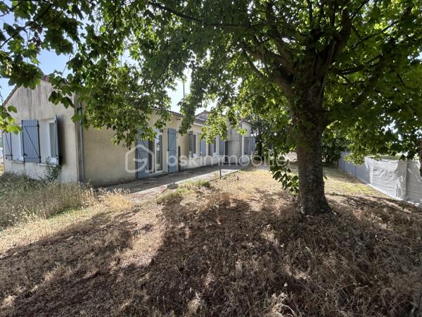 À Saint-Aigulin, dans un environnement pratique et proche de toutes les commodités (gare, écoles, commerces et services), BSK Immobilier vous propose cette ancienne maison de 103 m² aujourd’hui divisée en deux logements indépendants : un studio d’environ 32 m² et un T2 évolutif en T3 d’environ 71 m².
Une configuration idéale pour un investissement locatif, mais également pour un projet familial puisque le bien pourrait être réaménagé afin de retrouver sa configuration initiale de maison individuelle.

Derrière un portail permettant l’accès à la propriété, découvrez deux logements disposant chacun de leurs propres compteurs d’eau,
d’électricité et de gaz, garantissant une parfaite autonomie et une gestion simplifiée.

Premier logement – Type studio d’environ 32 m²
Ce premier appartement se compose d’une pièce de vie avec kitchenette, d’une chambre, d’une salle de bain ainsi que d’un WC indépendant.

Deuxième logement – Type T2 évolutif d’environ 71 m²
Spacieux et fonctionnel, il offre une belle pièce de vie de 27 m² dont une partie peut facilement devenir une seconde chambre.
Il dispose également d’une cuisine indépendante, d’une buanderie, d’un WC séparé, d’une salle de bain équipée d’une douche et d’une baignoire, d’une chambre ainsi que d’une pièce supplémentaire pouvant servir de bureau ou de dressing.
De nombreux rangements intégrés viennent compléter l’ensemble.
Un garage privatif de 21 m² accompagne ce logement.

La configuration actuelle permet d’attribuer à chaque logement son propre espace extérieur.

Le bien est libre de toute occupation, permettant une mise en location immédiate ou la réalisation d’un projet de résidence principale.

Derniers loyers pratiqués :
• Studio : 450 €/mois
• T2 : 600 €/mois

Soit un revenu locatif potentiel annuel de 12 600 €, représentant une rentabilité brute d’environ 9 %.

Une opportunité rare sur le secteur, offrant à la fois rendement locatif, flexibilité d’aménagement et potentiel d’évolution.

Le tout sur une parcelle de 646m2.