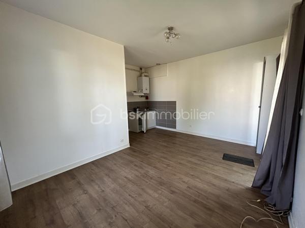 À Saint-Aigulin, dans un environnement pratique et proche de toutes les commodités (gare, écoles, commerces et services), BSK Immobilier vous propose cette ancienne maison de 103 m² aujourd’hui divisée en deux logements indépendants : un studio d’environ 32 m² et un T2 évolutif en T3 d’environ 71 m².
Une configuration idéale pour un investissement locatif, mais également pour un projet familial puisque le bien pourrait être réaménagé afin de retrouver sa configuration initiale de maison individuelle.

Derrière un portail permettant l’accès à la propriété, découvrez deux logements disposant chacun de leurs propres compteurs d’eau,
d’électricité et de gaz, garantissant une parfaite autonomie et une gestion simplifiée.

Premier logement – Type studio d’environ 32 m²
Ce premier appartement se compose d’une pièce de vie avec kitchenette, d’une chambre, d’une salle de bain ainsi que d’un WC indépendant.

Deuxième logement – Type T2 évolutif d’environ 71 m²
Spacieux et fonctionnel, il offre une belle pièce de vie de 27 m² dont une partie peut facilement devenir une seconde chambre.
Il dispose également d’une cuisine indépendante, d’une buanderie, d’un WC séparé, d’une salle de bain équipée d’une douche et d’une baignoire, d’une chambre ainsi que d’une pièce supplémentaire pouvant servir de bureau ou de dressing.
De nombreux rangements intégrés viennent compléter l’ensemble.
Un garage privatif de 21 m² accompagne ce logement.

La configuration actuelle permet d’attribuer à chaque logement son propre espace extérieur.

Le bien est libre de toute occupation, permettant une mise en location immédiate ou la réalisation d’un projet de résidence principale.

Derniers loyers pratiqués :
• Studio : 450 €/mois
• T2 : 600 €/mois

Soit un revenu locatif potentiel annuel de 12 600 €, représentant une rentabilité brute d’environ 9 %.

Une opportunité rare sur le secteur, offrant à la fois rendement locatif, flexibilité d’aménagement et potentiel d’évolution.

Le tout sur une parcelle de 646m2.